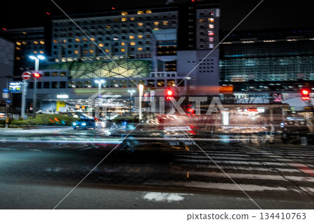 夜晚，燈光璀璨的城市十字路口穿梭於城市之中，令人印象深刻。 134410763