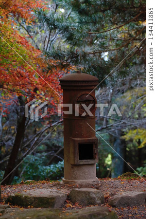 Banshu Kiyomizu-dera Temple, Kato City, Hyogo Prefecture: An old postbox among the autumn leaves 134411865