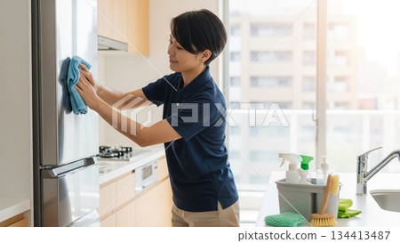 清潔阿姨正在擦拭冰箱 134413487