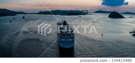 從女神橋眺望「挪威精神號」客輪從長崎港啟航的全景[長崎市] 134413990