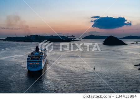 從女神橋（挪威精神號）離開長崎港 [長崎市] 134413994