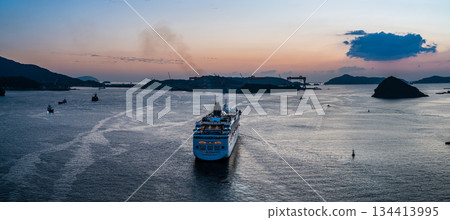 從女神橋眺望「挪威精神號」客輪從長崎港啟航的全景[長崎市] 134413995