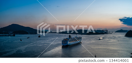 從女神橋眺望「挪威精神號」客輪從長崎港啟航的全景[長崎市] 134414001