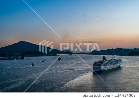 從女神橋（挪威精神號）離開長崎港 [長崎市] 134414002