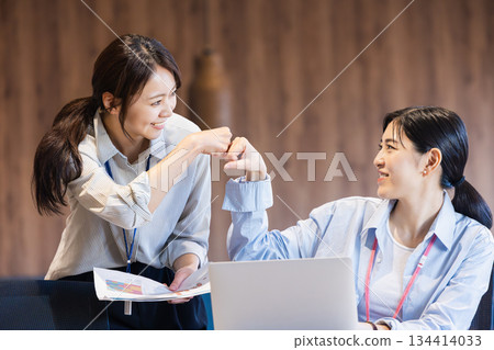 在辦公室工作的女商人 134414033