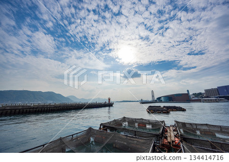 下關市唐戶港，岸邊排列著養殖筏 134414716