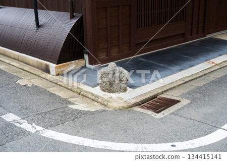 京都市一條小路轉角處的池津石 京都市一條小路轉角處的池津石 134415141