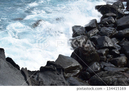 Waves that strike the rocks Waves that strike the rocks 134415169