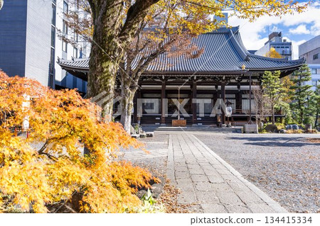 Honnoji Temple in late autumn, front of the main hall, Kyoto City, Kyoto Prefecture Honnoji Temple in late autumn, front of the main hall, Kyoto City, Kyoto Prefecture 134415334