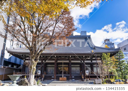 京都府京都市本能寺，深秋時節，正殿前。 134415335