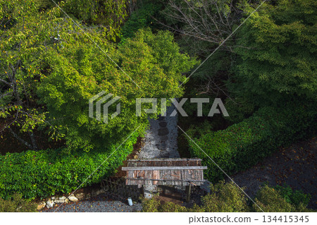 從空中俯瞰京都將軍塚青龍殿入口 134415345