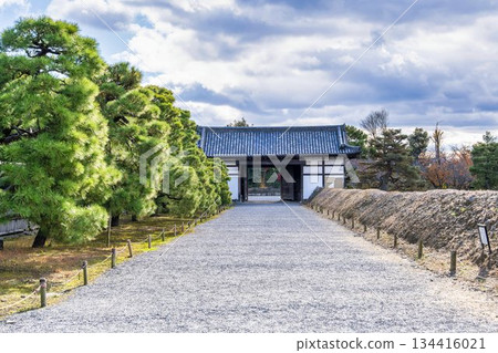 Late autumn at Momoyamamon Gate, Nijo Castle, Nakagyo Ward, Kyoto City 134416021