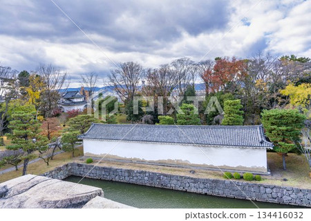 深秋的二條城：從天守閣遺址眺望護城河和西南糧倉（米庫），京都市中京區 134416032