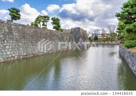 深秋時節的二條城，從西橋橋上眺望護城河，京都市中京區 134416035