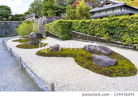 深秋時節的二條城，京都市中京區青龍園和鴨七國花園的鬱鬱蔥蔥景色 134416045