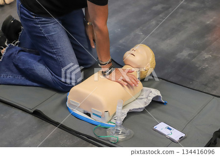 first aid course - company safety - cardiac massage - Basic Life Support 134416096