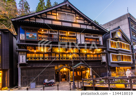 [Yamagata Prefecture_Ginzan Onsen] A hot spring town with a Taisho romantic atmosphere in the autumn evenings. October 134418019