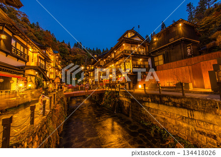 [Yamagata Prefecture_Ginzan Onsen] A hot spring town with a Taisho romantic atmosphere in the autumn evenings. October 134418026