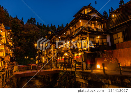 [Yamagata Prefecture_Ginzan Onsen] A hot spring town with a Taisho romantic atmosphere in the autumn evenings. October 134418027