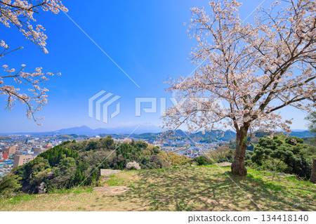 <Tottori Prefecture> Spring scenery of the Yonago Castle ruins, cherry blossoms and Mt. Daisen, April <Tottori Prefecture> Spring scenery of the Yonago Castle ruins, cherry blossoms and Mt. Daisen, April 134418140