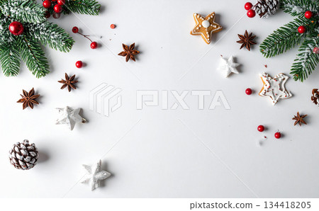 冬日平鋪擺放，白色背景上點綴著聖誕裝飾品 134418205