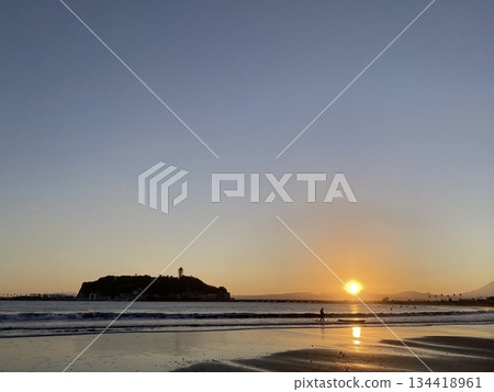 Winter sunset reflected on the sea and the silhouette of Enoshima 134418961