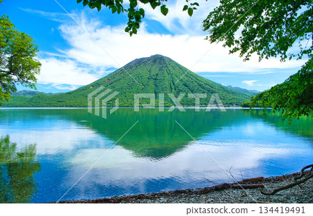 栃木縣日光市：奧日光中禪寺湖和男體山景色 134419491