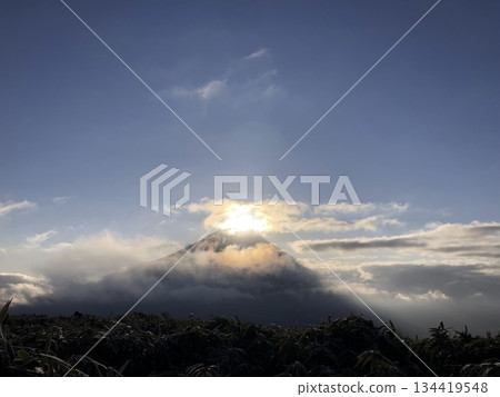 新年第一道陽光，富士山穿透雲層，熠熠生輝。 134419548