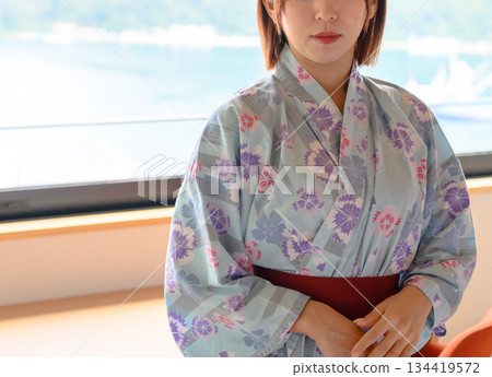 一位身穿浴衣的女子和窗外的景色 134419572