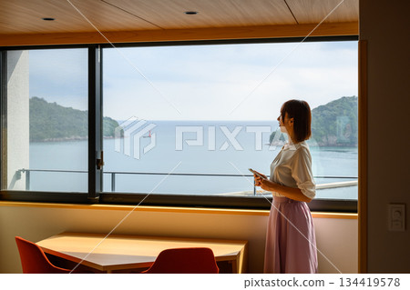 看海的婦女由窗口 134419578