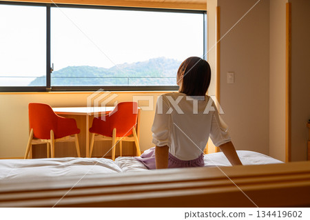 女人望著窗外的景色。 134419602