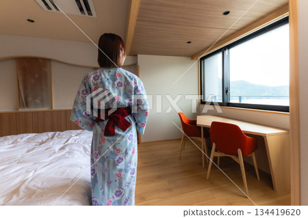 從現代日式房間望出去，一位身穿浴衣的女子 134419620