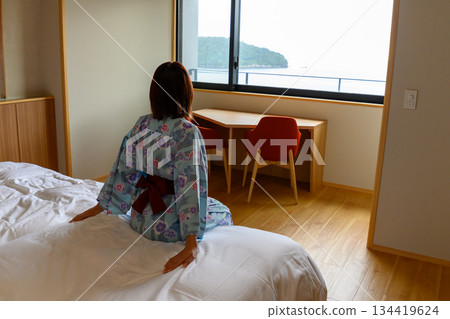 一位身穿浴衣的女子和窗外的大海 134419624