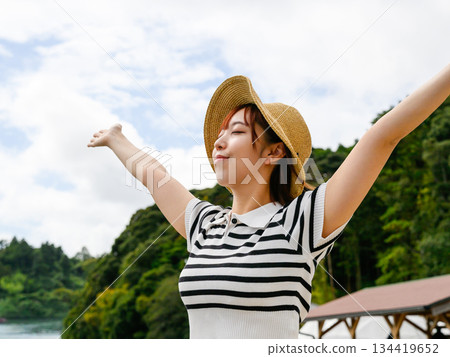 一個伸出雙手抬頭仰望天空的女人 一個伸出雙手抬頭仰望天空的女人 134419652