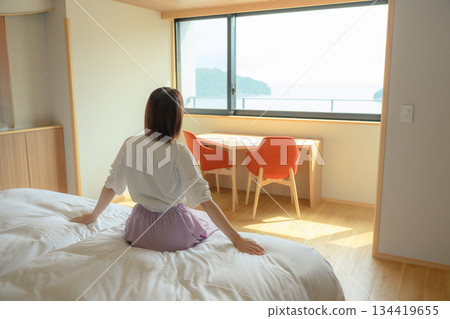 女人從床上望向窗外 134419655