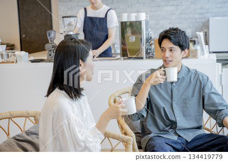 Men and women relaxing in a cafe 134419779