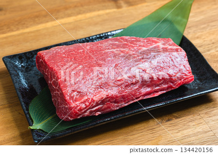 牛肩肉塊、生肉原料照片、黑色餐盤和木紋桌 134420156