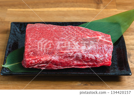 牛肩肉塊、生肉原料照片、黑色餐盤和木紋桌 牛肩肉塊、生肉原料照片、黑色餐盤和木紋桌 134420157