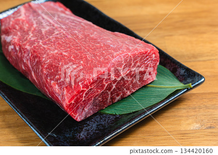 牛肩肉塊、生肉原料照片、黑色餐盤和木紋桌 牛肩肉塊、生肉原料照片、黑色餐盤和木紋桌 134420160