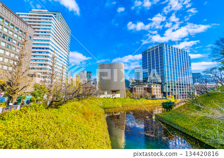 日本東京的都市景觀。我們不能忘記那場悲劇……九段下站前的昭和館景色。晴空塔…= 17日 134420816