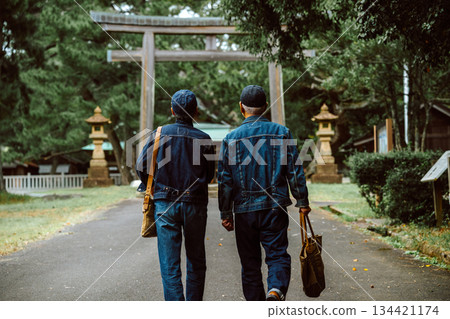 兩位身穿牛仔褲的老人前往神社 134421174