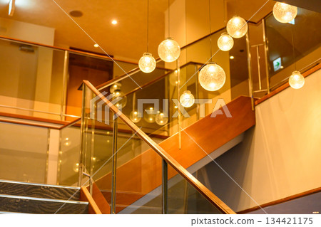 酒店大廳照明和樓梯 134421175