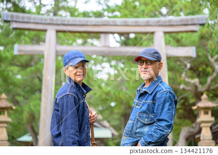 一對老年夫婦在鳥居前微笑。 134421176