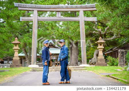 一對身穿牛仔服的老夫婦站在鳥居前 134421179