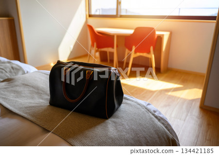 旅行包放在床上 134421185
