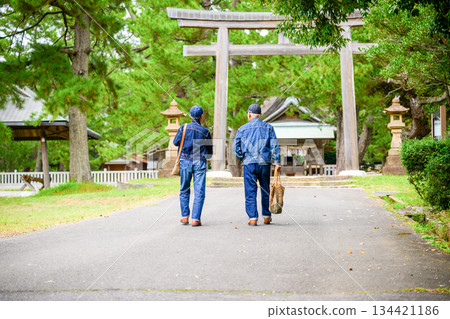 一對老年夫婦背對著鏡頭，走向鳥居。 134421186