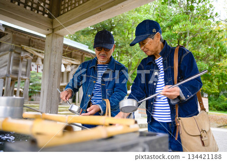 兩位老人在神社洗手。 134421188
