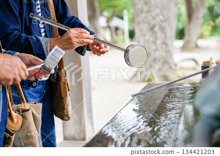一對老年夫婦在神社洗手 134421203