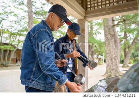 兩位老人在神社洗手。 134421211