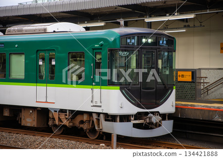 京阪電車列車停靠西山莊站 134421888